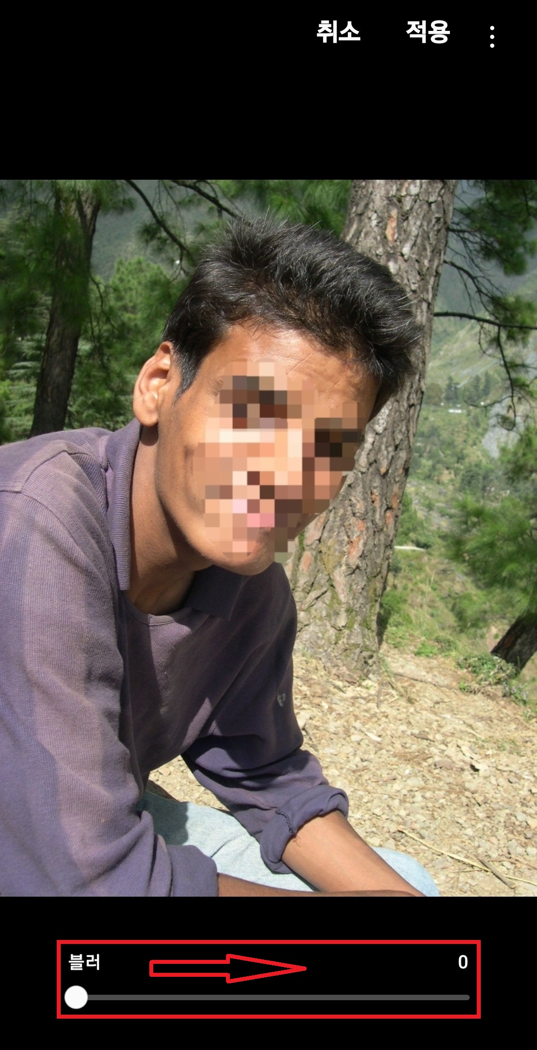 갤럭시 스마트폰에서 인물 사진 배경을 흐리게 만드는 방법의 4번째 순서를 설명하는 이미지입니다.