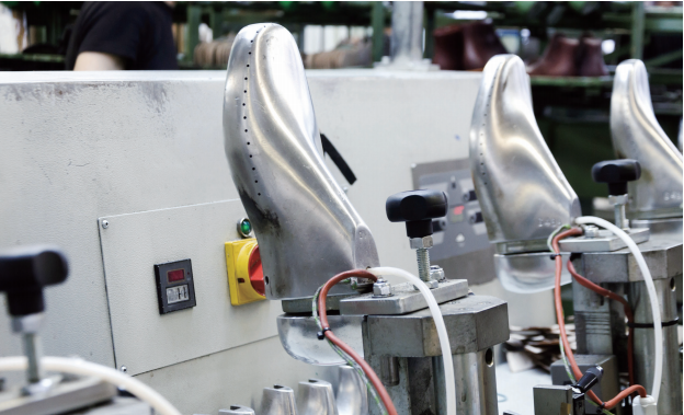 신발제조기계조작원 및 조립원-하는일-업무환경-되는법-학과-전망