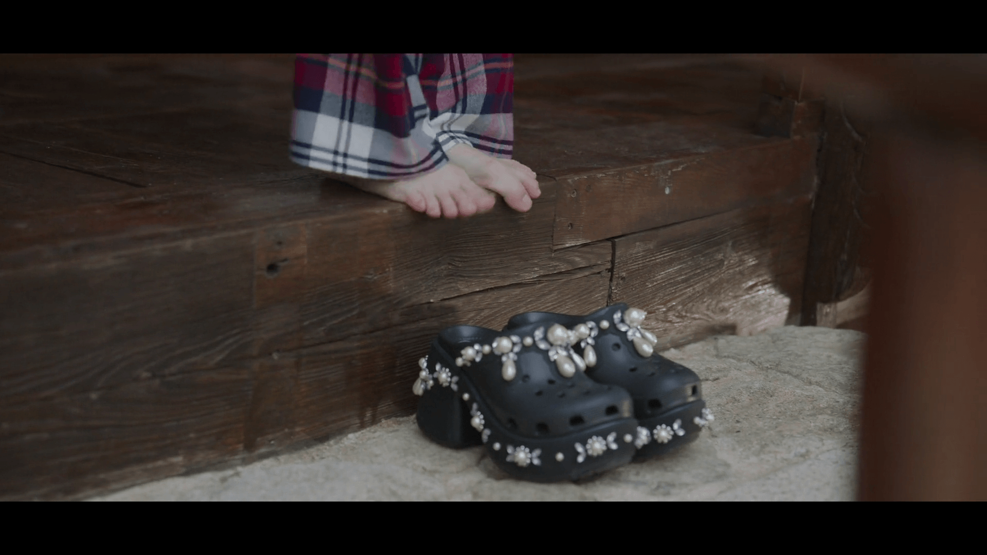 성희주 스타일의 럭셔리 무드가 느껴지는 아이유 크록스 클로즈업