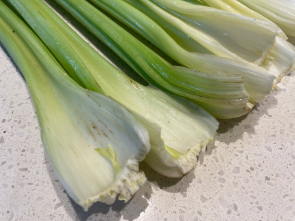 샐러리 손질법 - 샐러리를 한 대씩 떼기