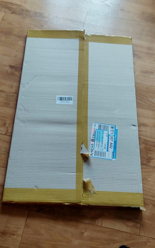 배송온 목재 박스로 포장되어 있음