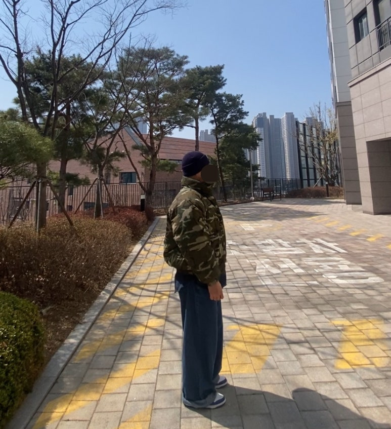 데일리룩('26.3.21.)칼하트 비니, 파르티멘토 카모점퍼 패딩, 어반드레스 블루체크셔츠, 무신사스탠다드 티셔츠, 그리너리크리드 데님팬츠, 유니클로 벨트, 나이키 덩크로우 콩코드