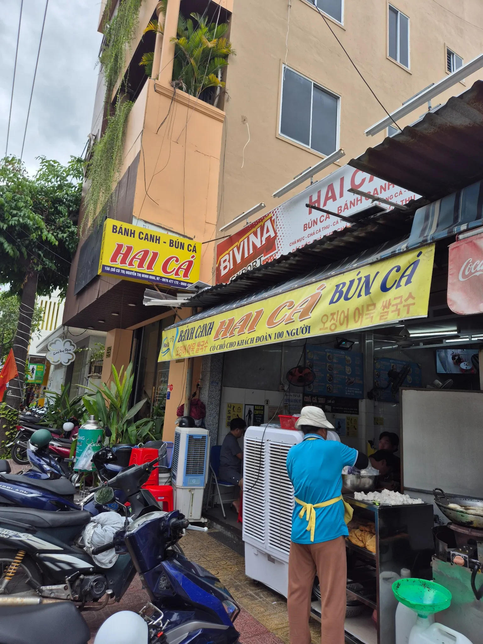 노란 간판의 나트랑 하이카 쌀국수 가게 외관