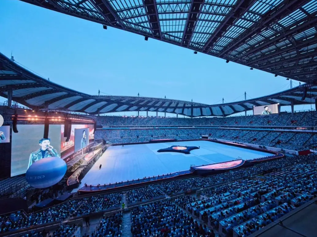 임영웅의 공연모습이 대형 전광판에 비춰지는 공연장