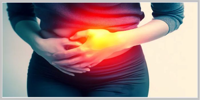 대장암 증상으로 복부 통증을 느끼는 여성, 배를 부여잡은 모습으로 대장질환 경고를 시각적으로 표현한 이미지