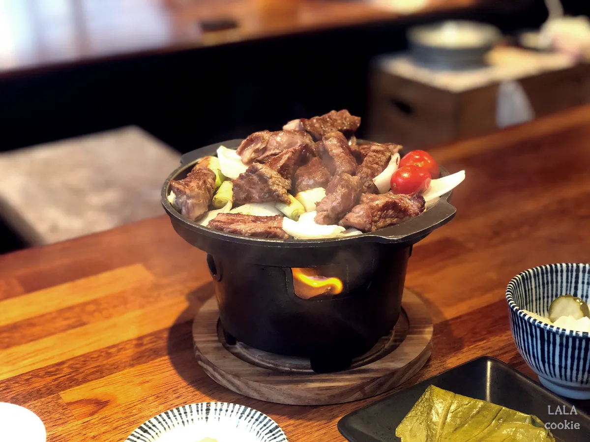 제주도-양고기-맛집-램앤블랙-메뉴-화로에-굽고-있는-양고기