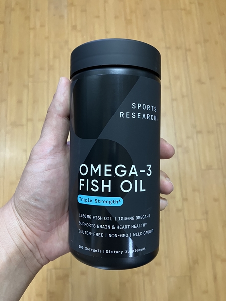 스포츠리서치 트리플 스트렝스 오메가3 피쉬 오일 180캡슐 제품 전면 모습 &ndash; 1250mg 피쉬오일과 1040mg 오메가3 함량 표기