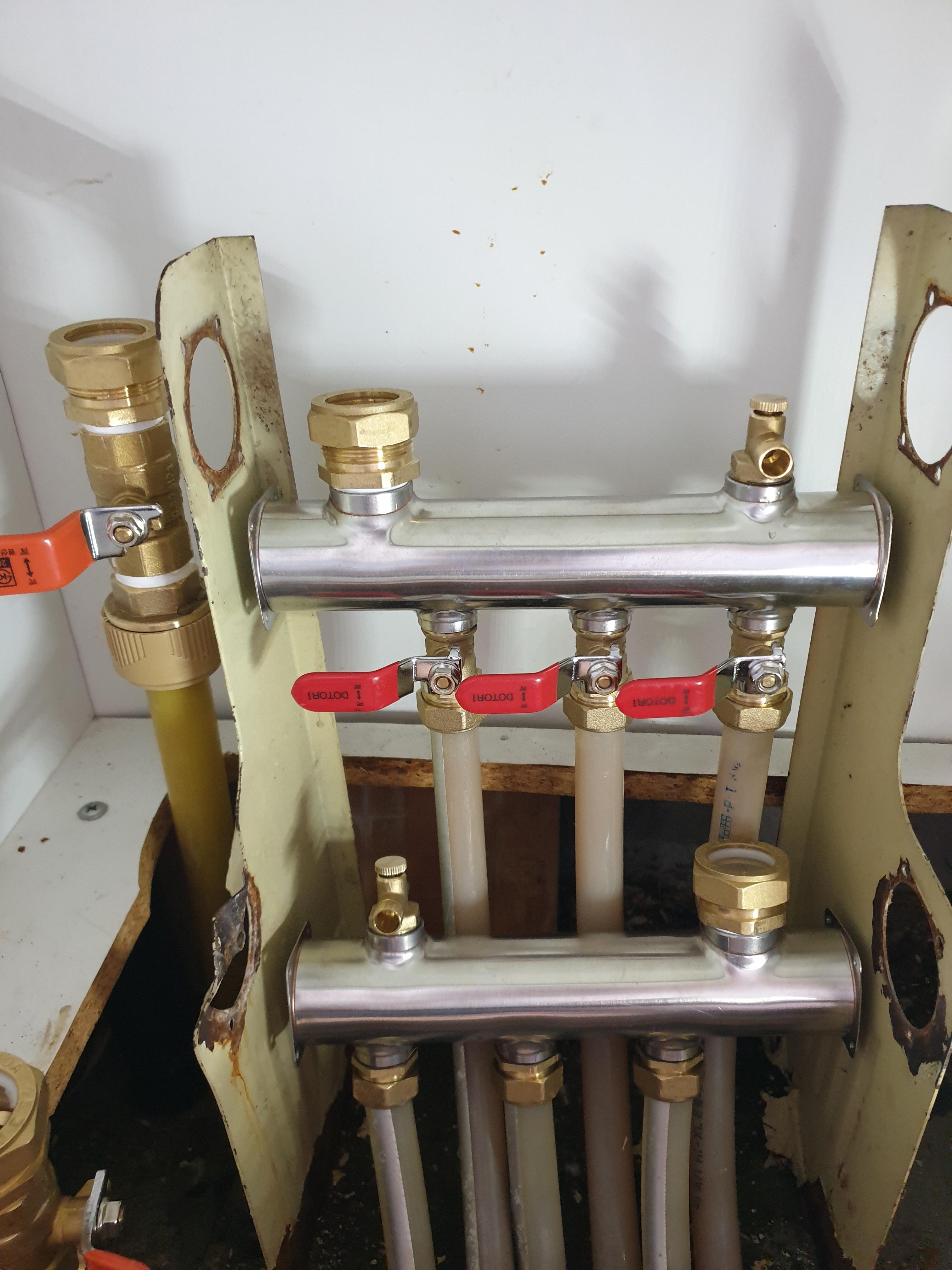 분배기 상바와 하바에 주름관 소켓 조립