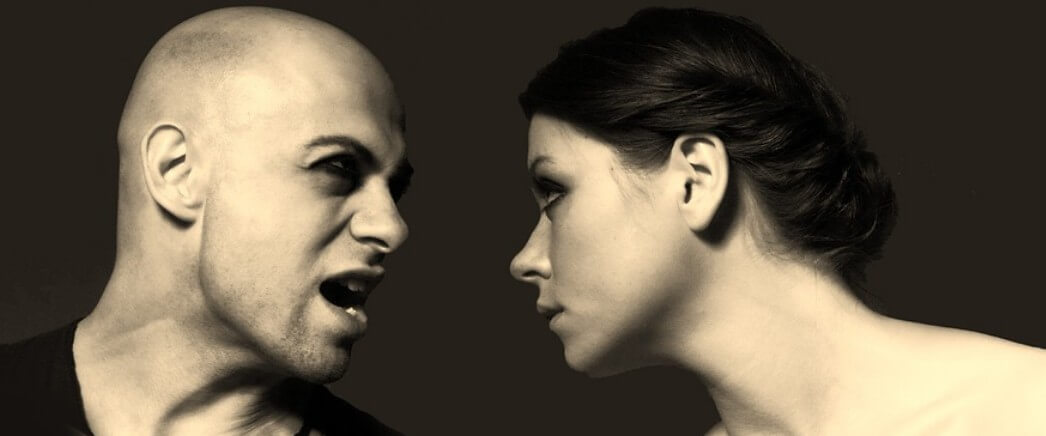 남성의 말을 여성이 무시하고 있는 사진