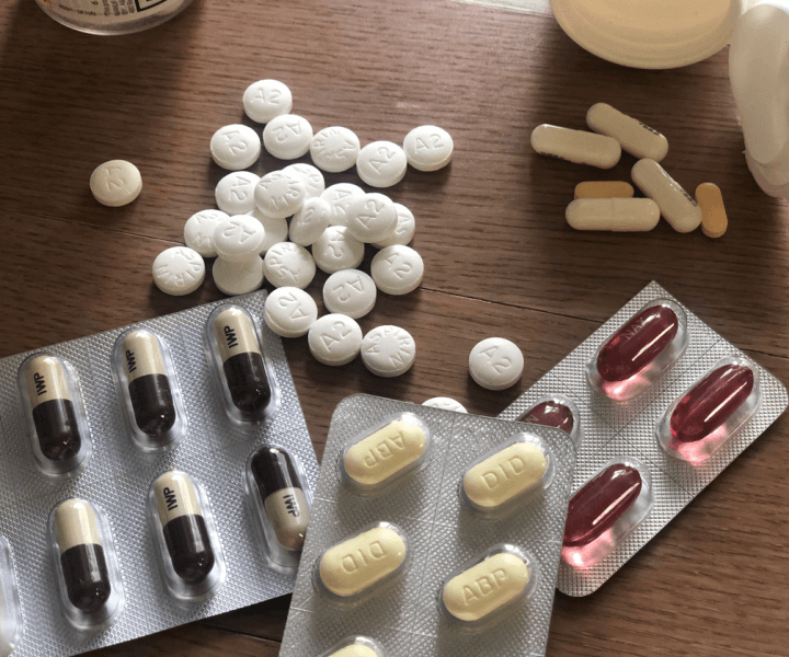 바닥에 흩어져 있는 다양한 약