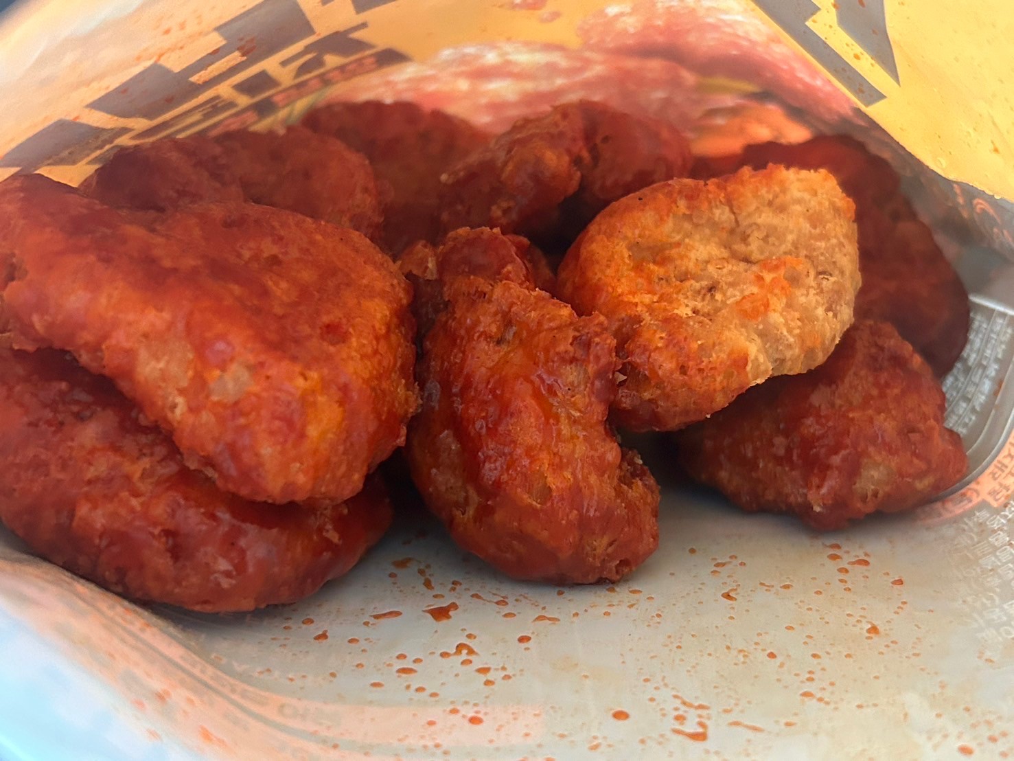 봉지 안에 들어있는 냉동상태의 치킨