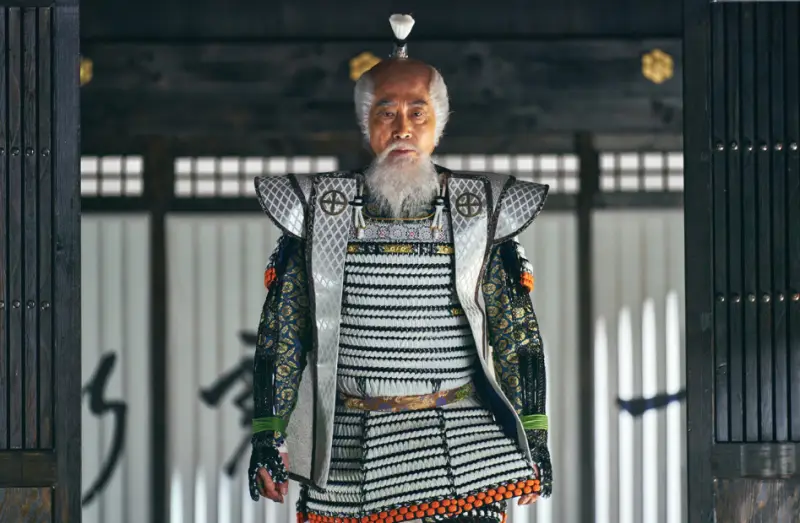 영화 노량- 앞을 보고 걸어가는 왜군 수장 백윤식