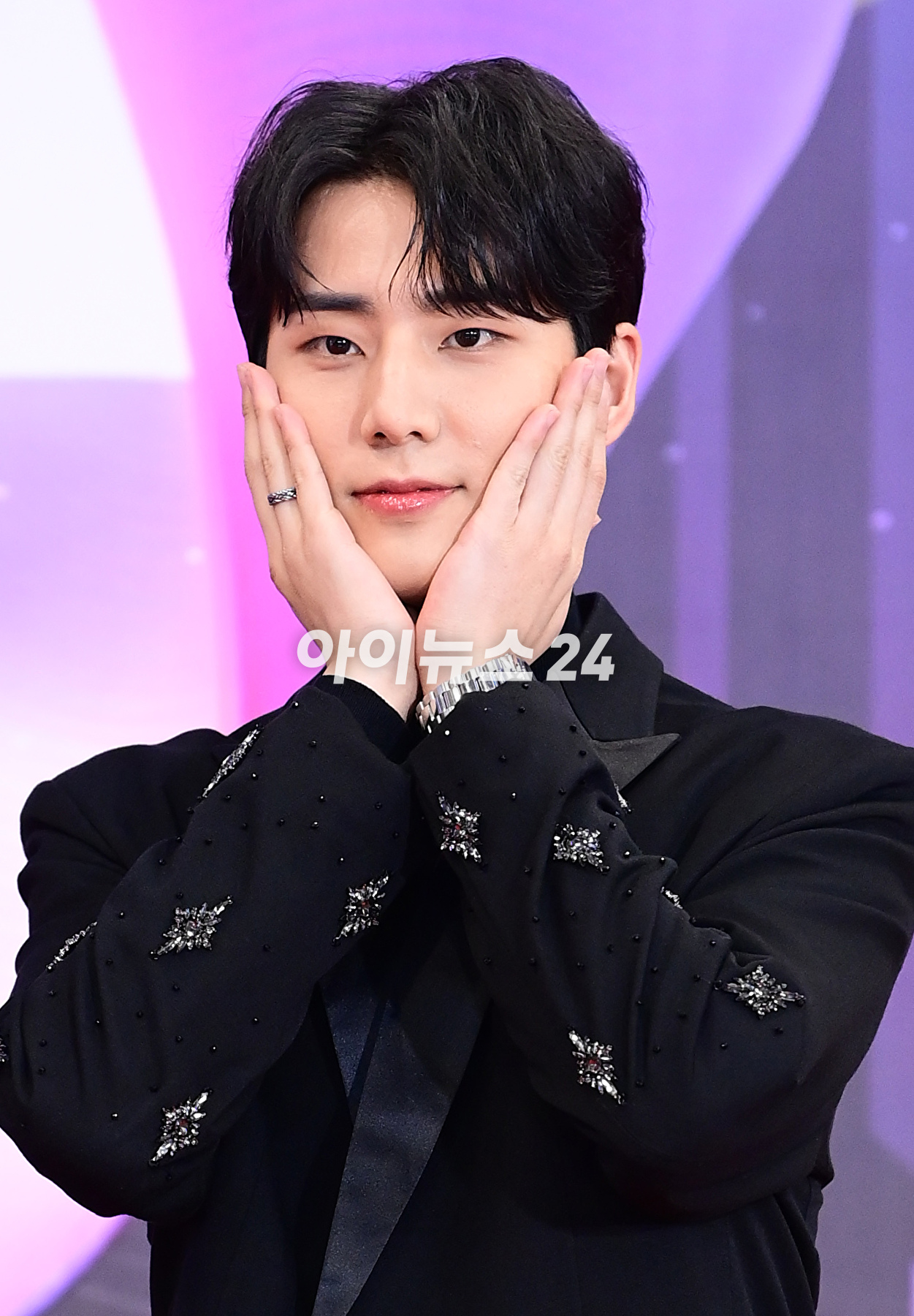 그룹 데이식스 영케이가 15일 오후 서울 여의도 KBS홀에서 열린 &#39;2023 뮤직뱅크 글로벌 페스티벌&#39; 레드카펫 포토월 행사에 참석하고 있다. [사진=정소희 기자]