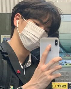 여전히-멋있는-전-남친이-마스크를-하고-핸드폰으로-사진을-찍고있는-모습