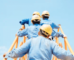 근로자들이 계단을 오르고있다