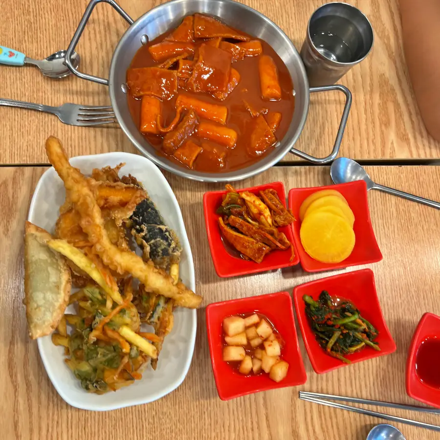 밑반찬 사진과 분식 사진을 한곳에 모은 사진 입니다.