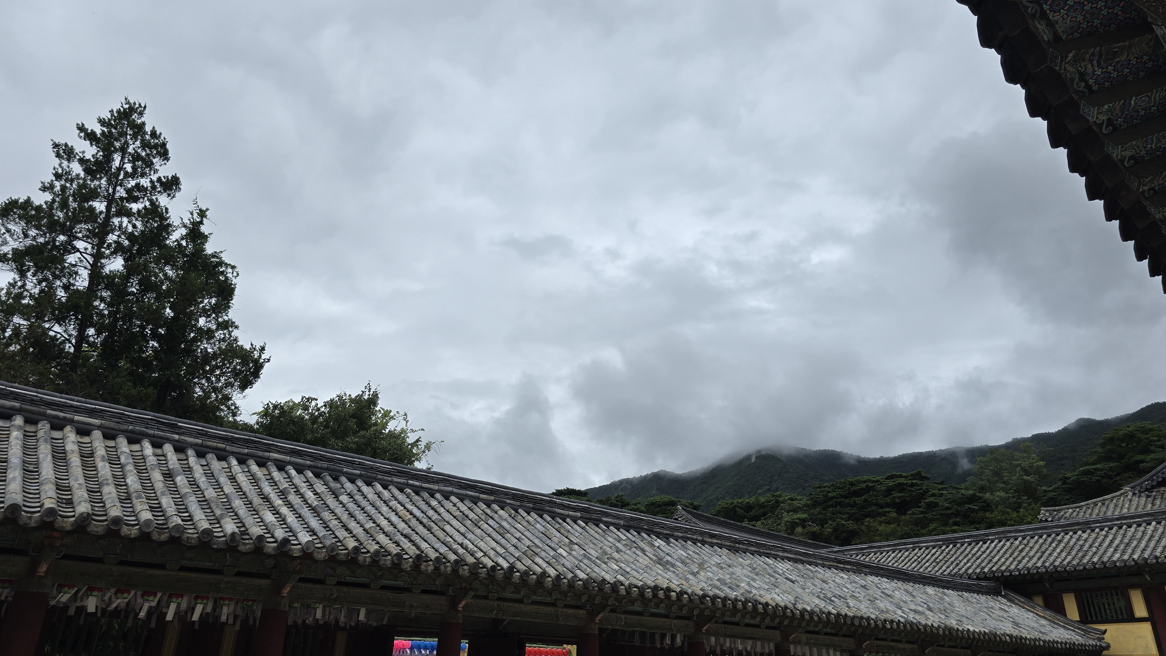 불국사 회랑 지붕 너머 토함산 능선과 구름