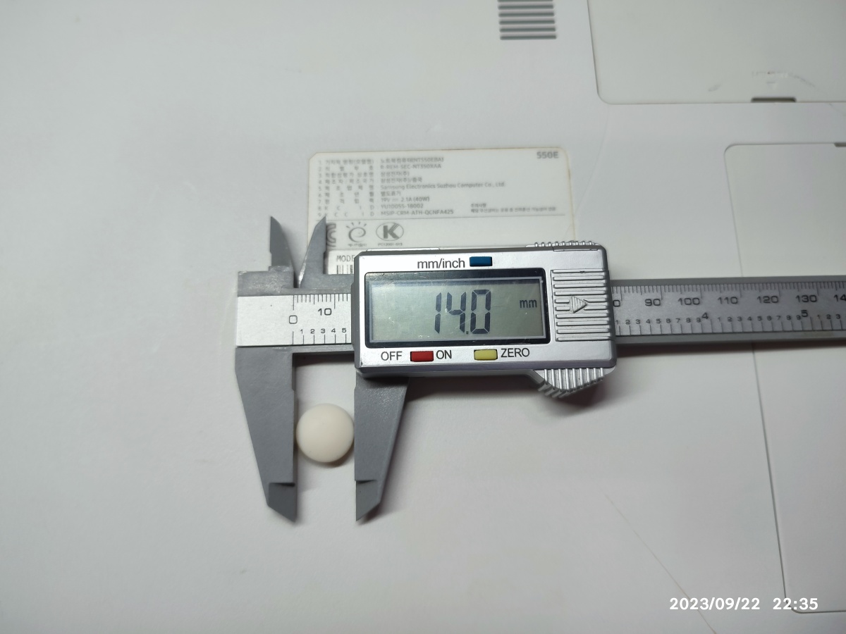 노트북 미끄럼 방지 패드 사이즈 측정 중