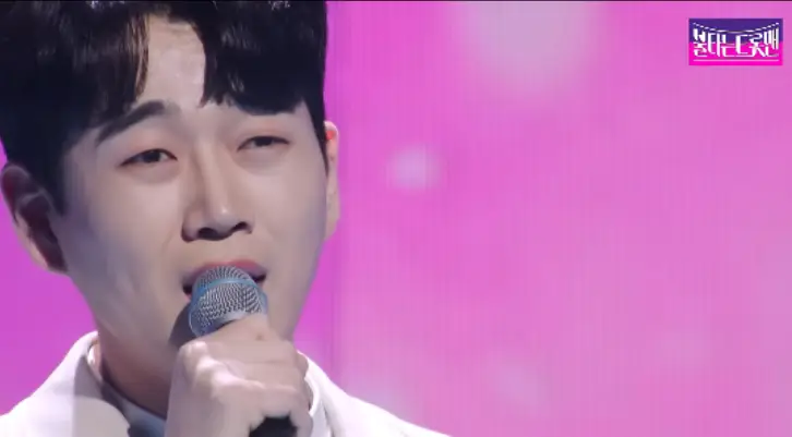 황영웅-
보라색 무대배경 앞에서 마이크를 들고 애절하게 노래하는 황영웅