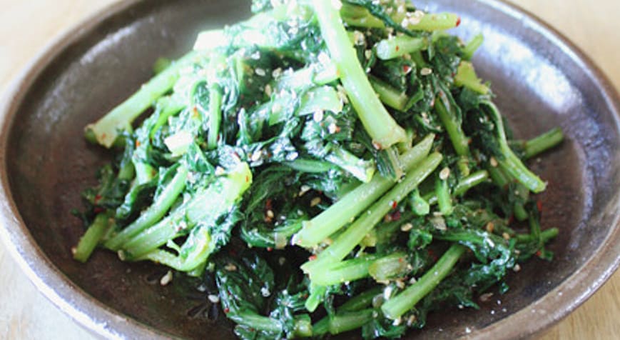 접시에 담겨 있는 무청 요리