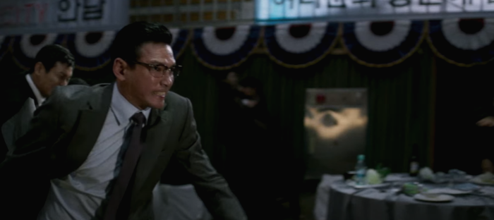 영화 톤은 전반적으로 무겁습니다. (영화'아수라')