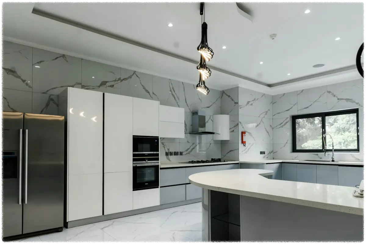 하얀색-대리석과-최신식-냉장고가-보이는-인테리어