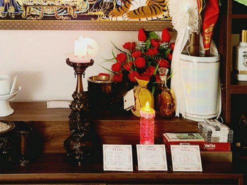 신당 오른쪽에 있는 촛불과 무구들