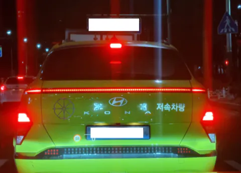 시내주행 중인 도로위의 코나 택시