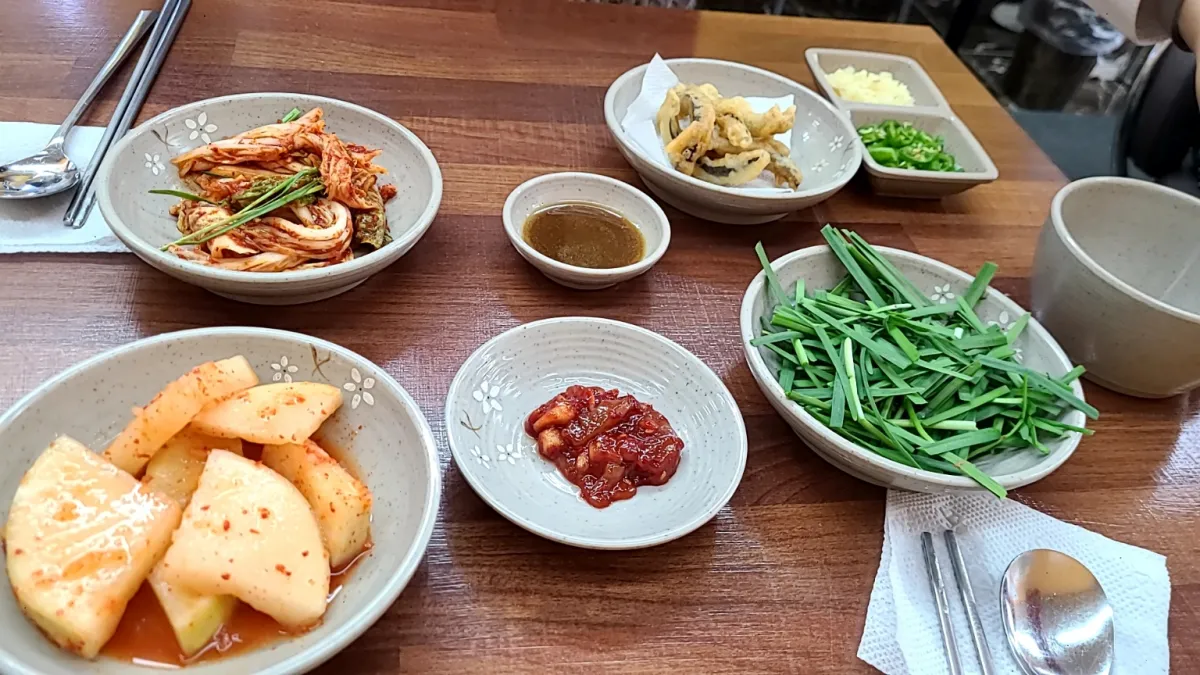 식탁위반찬-오징어젓갈-배추김치-깍두기-추어튀김-부추