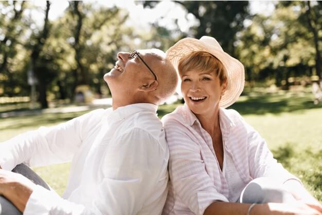 공원에서-즐겁게-웃고있는-노부부