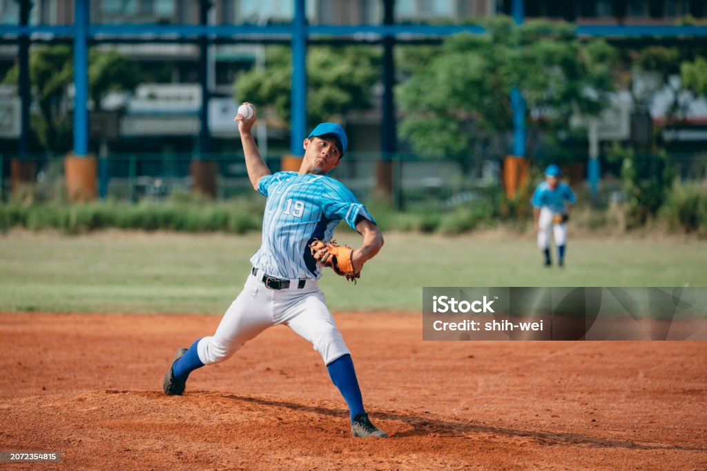 야구를 하는 선수의 모습이 담긴 사진