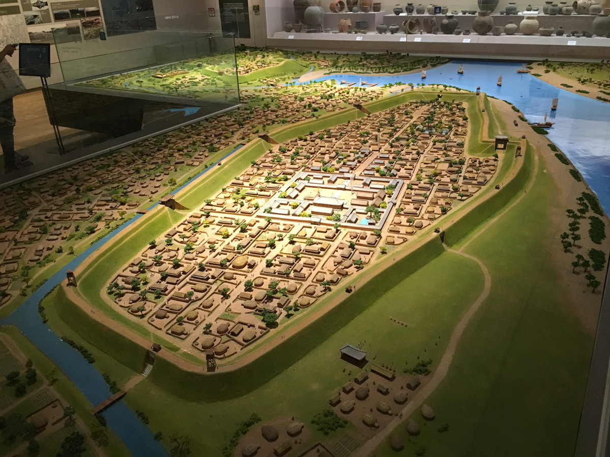 풍납동 토성 복원 모형(한성백제박물관)