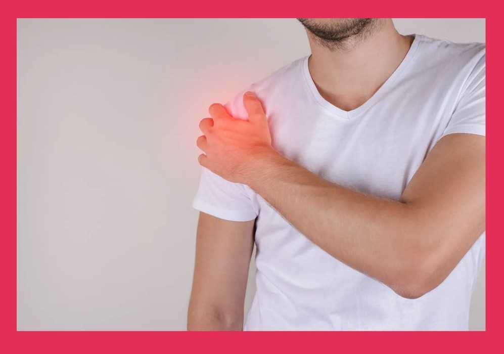 어깨 통증을 느끼는 이미지