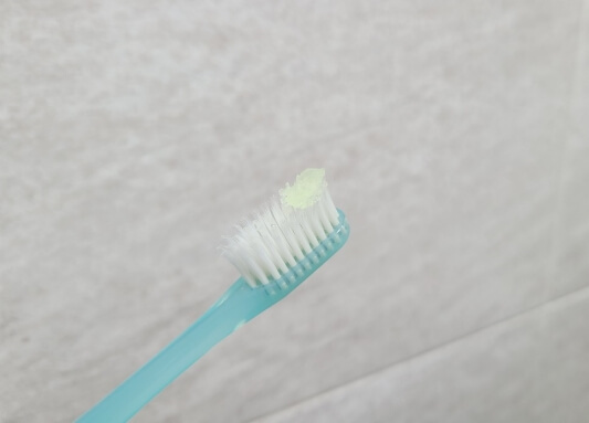 칫솔에 치약을 짠 사진