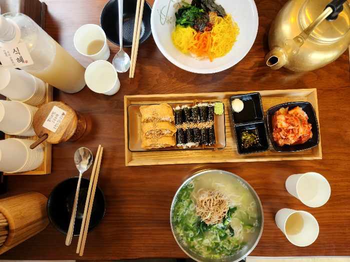 The two types of noodles I ordered and a set of kimbap were provided.