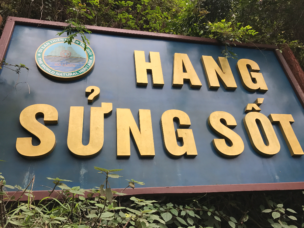 하롱베이 승솟동굴 간판