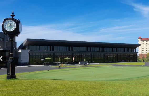 리버밴드 CC 클럽하우스와 연습 그린