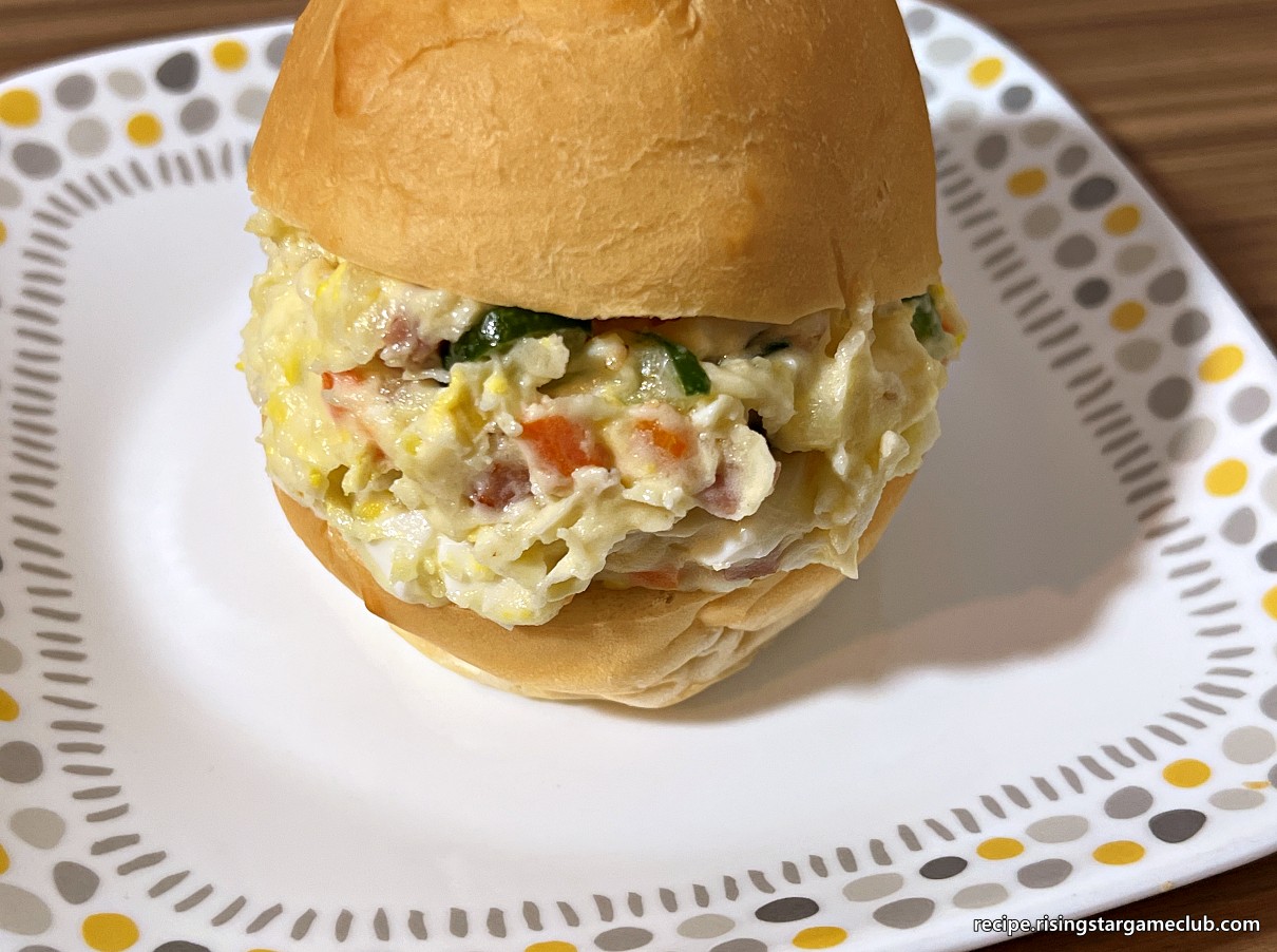 완성된 샐러드 빵 (사라다 빵)을 확대해 놓은 사진