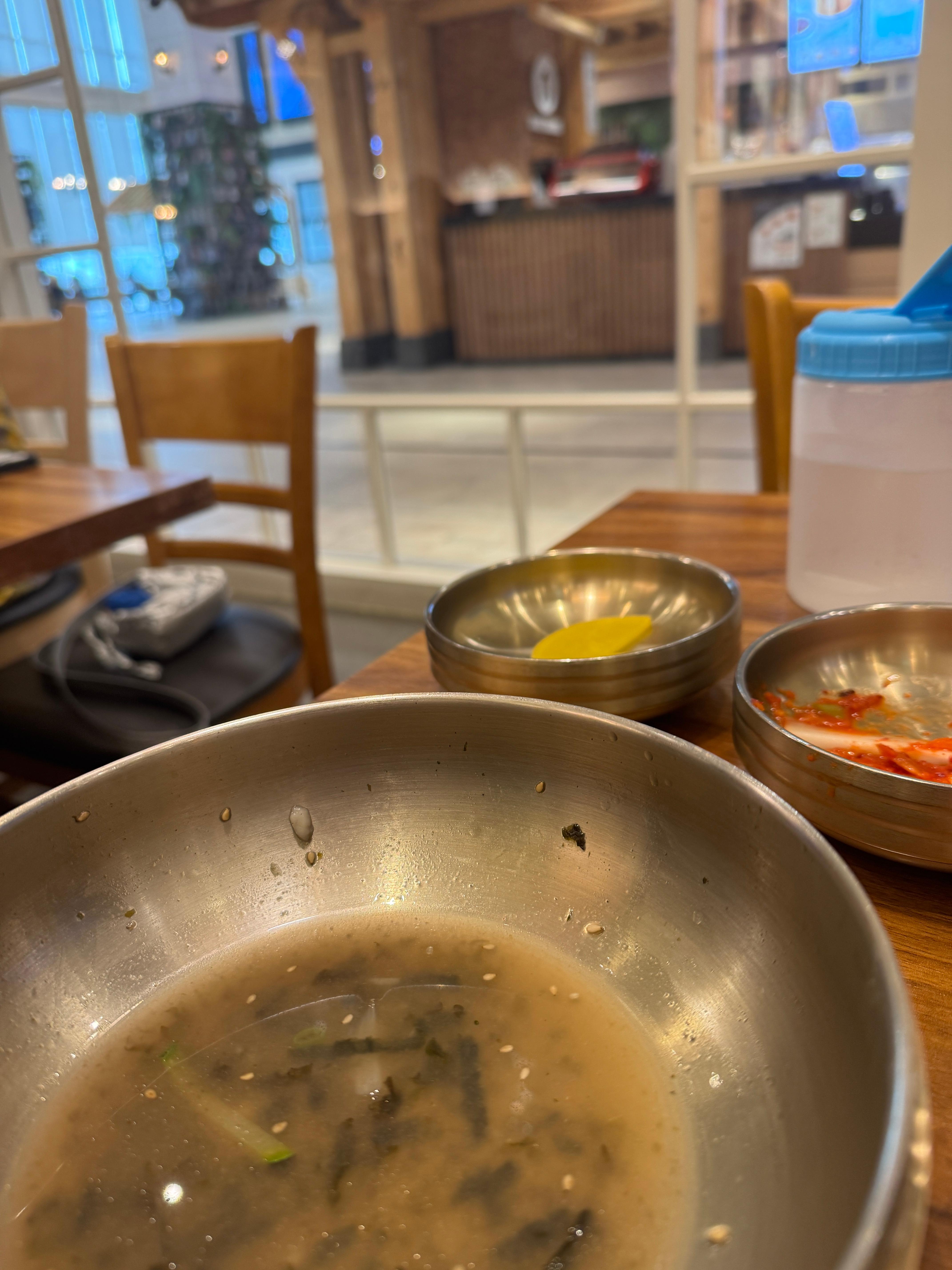 수지 롯데몰 성복동 국수집에서 수제비를 다 먹고 남은 국물과 반찬