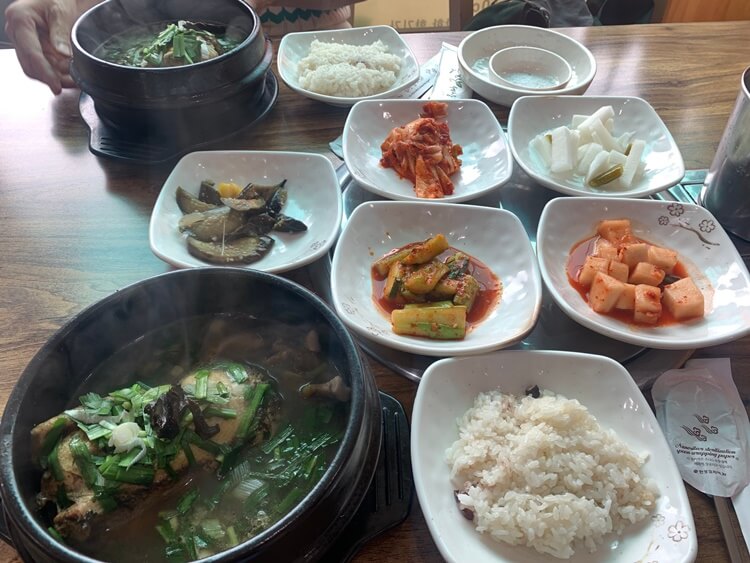 능이삼계탕, 찰밥, 반찬들 한상차림