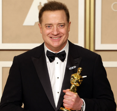 오스카 상을 받고 웃는 브렌든 프레이저 사진