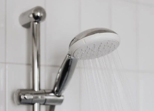 샤워 후 3분 이내, 발이 촉촉한 상태에서 바로 보습제를 바르는 것