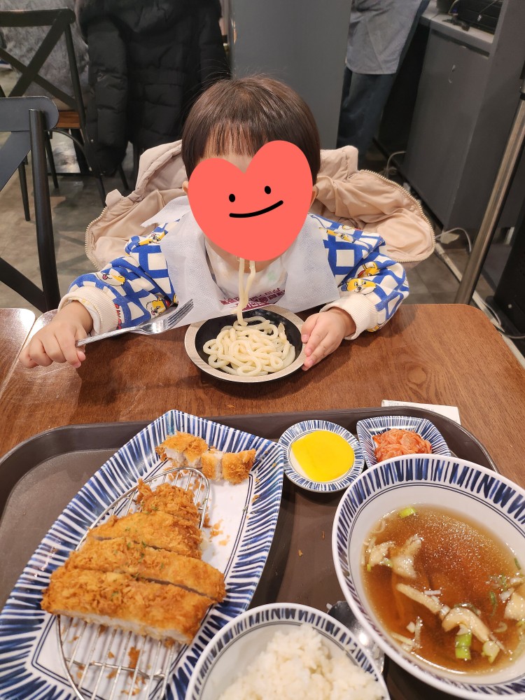 식사를 하는 아이