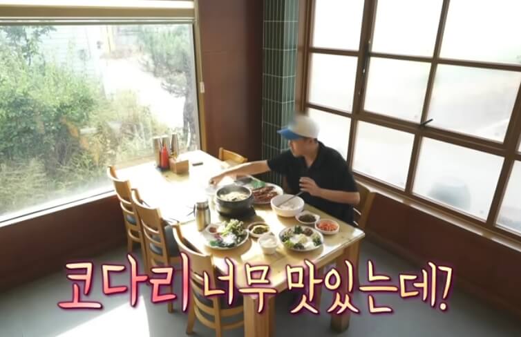 전현무와 김숙이 즐겁게 식사하는 방송 장면