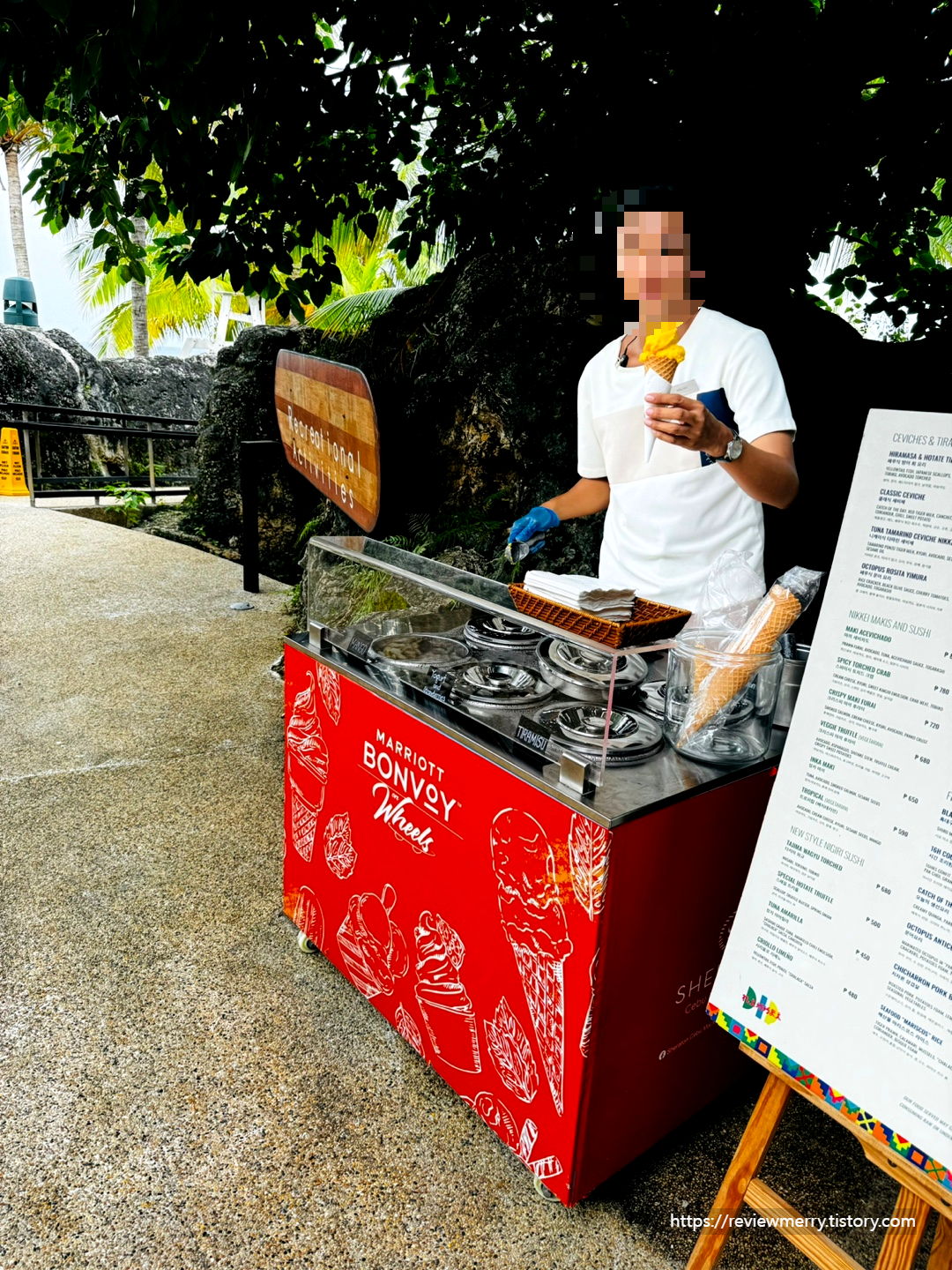 아이스크림 퍼주는 모습