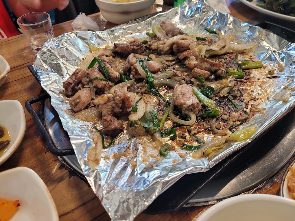 구워지고 있는 꼼장어 소금구이