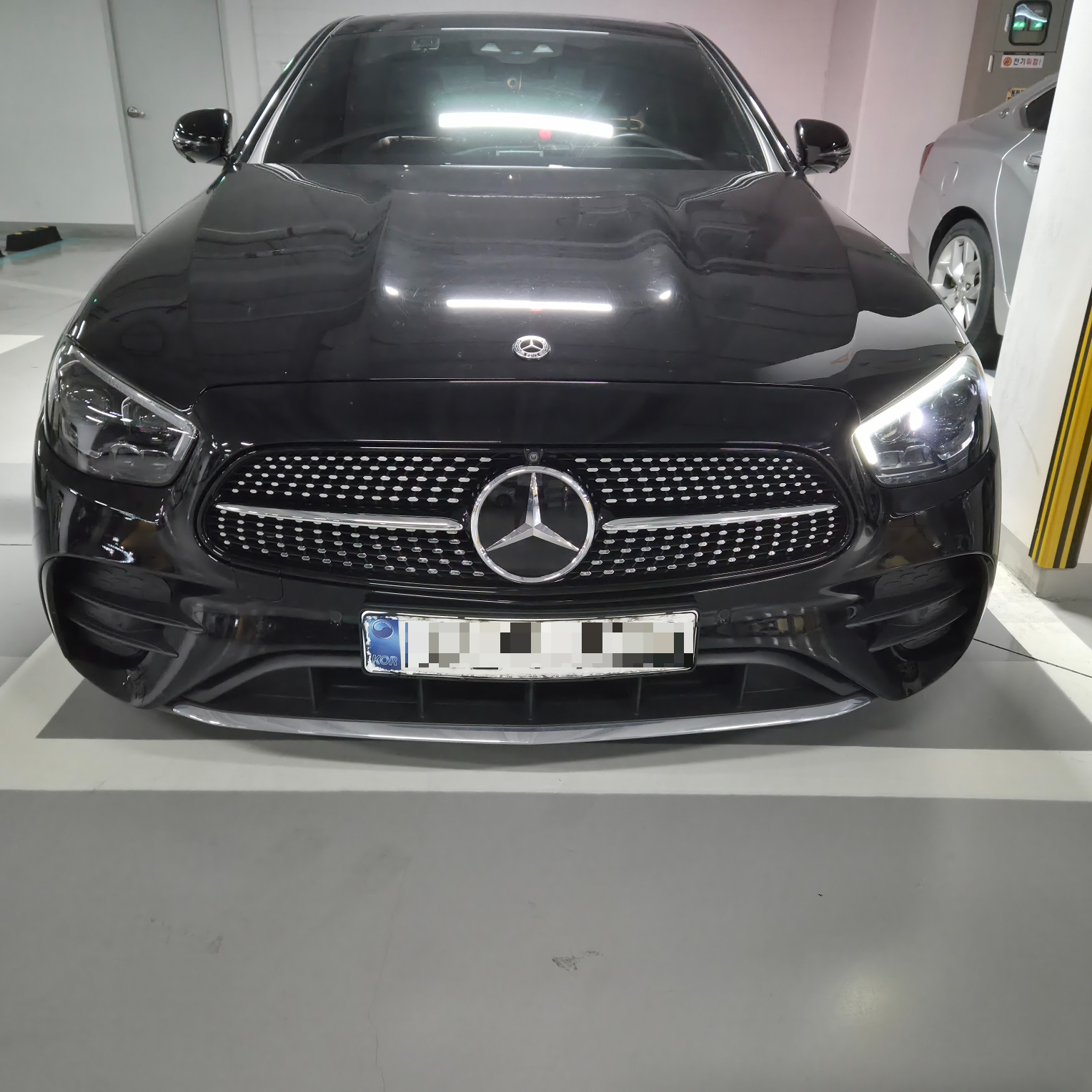 좌측 헤드램프가 점등되어 주차등이 활성화 된 모습