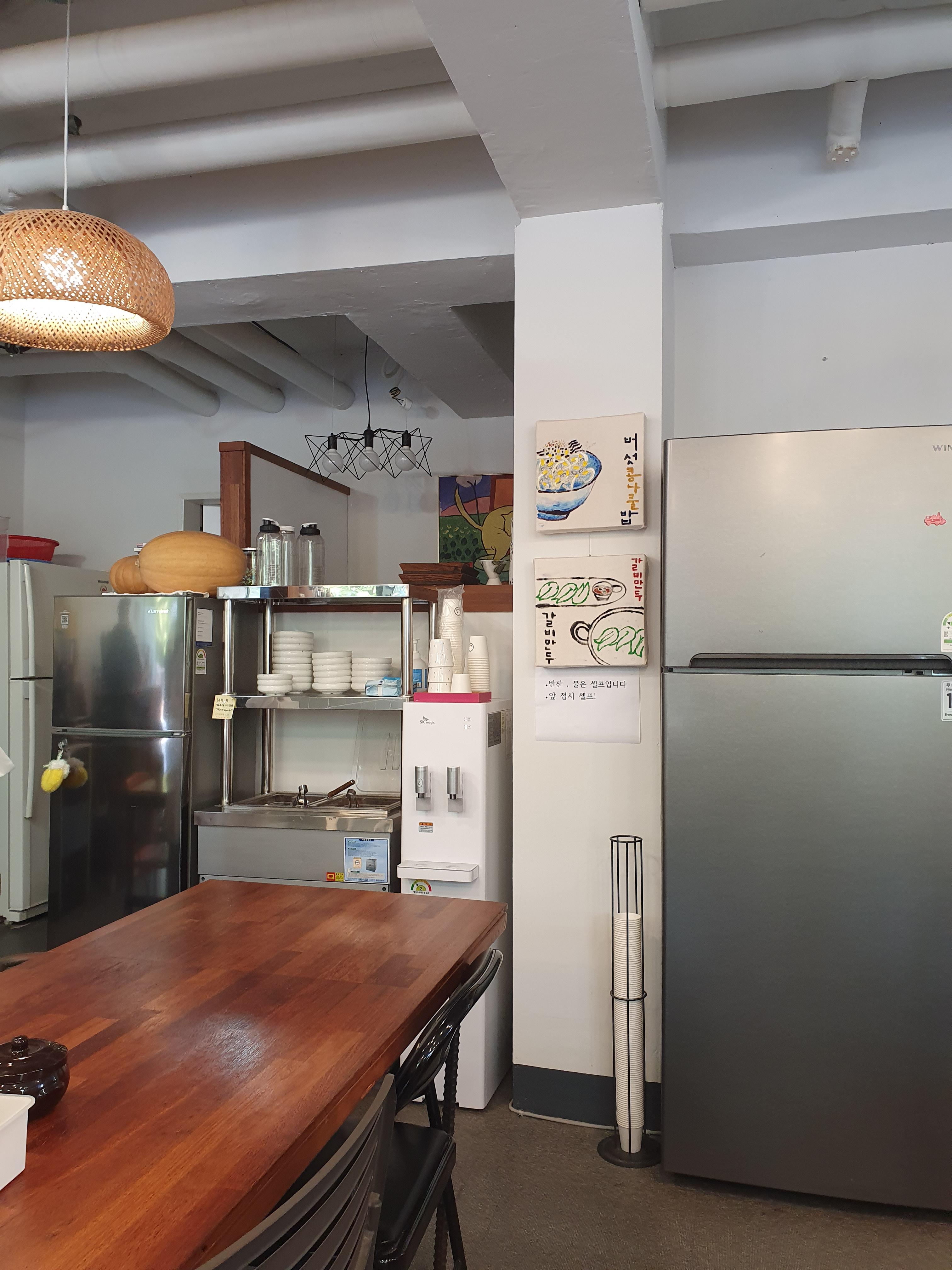 봄길국수 매장 사진 전부 테이블 석으로 되어 있습니다.