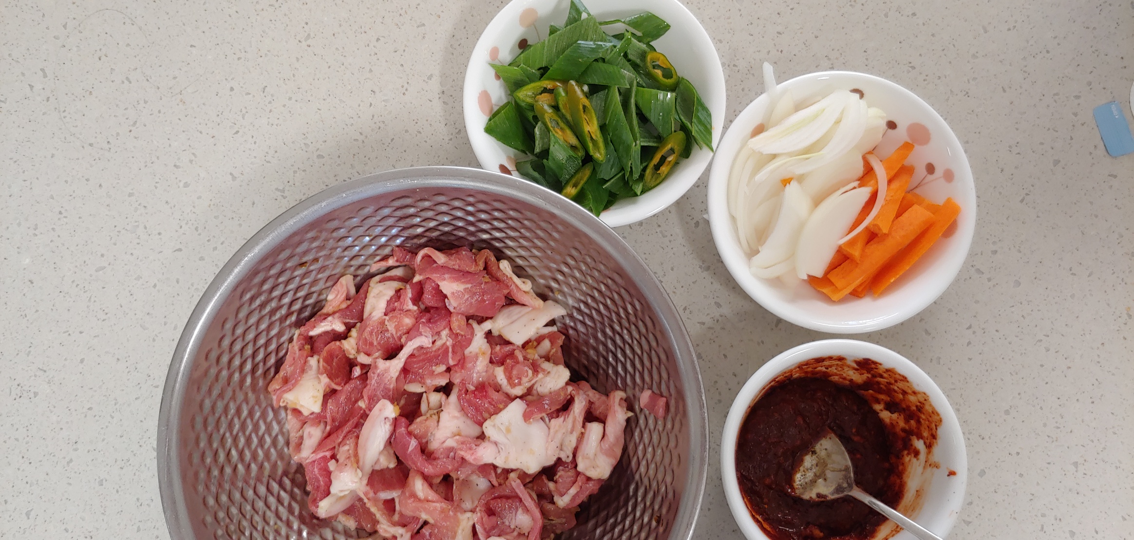 준비한 재료들, 양파는 원래 깍둑써는게 더 맛있는데 잘못해서 채썰어버렸습니다.