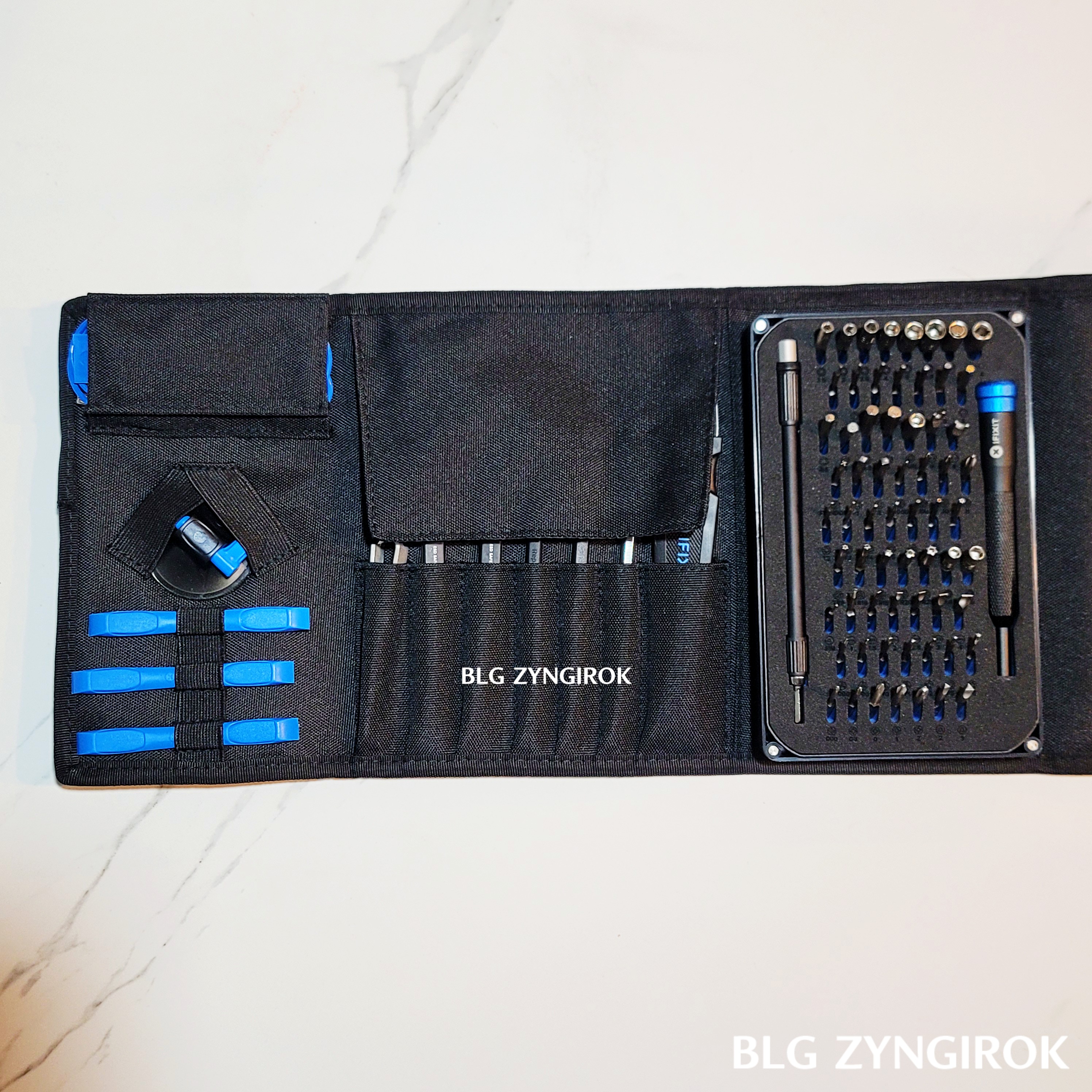 IFIXIT 공구 케이스가 열려진 채로 테이블 위에 놓여있다.